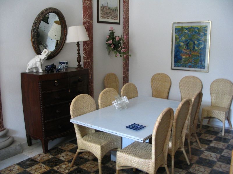 Dining 001.jpg